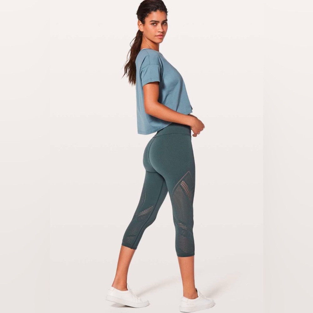 Lululemon Reveal Crop Interconnect 18” View 4